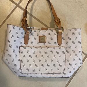 New DB, Wht & Tan w Red lining Bag, 3 sec w multiple pockets design & key leash